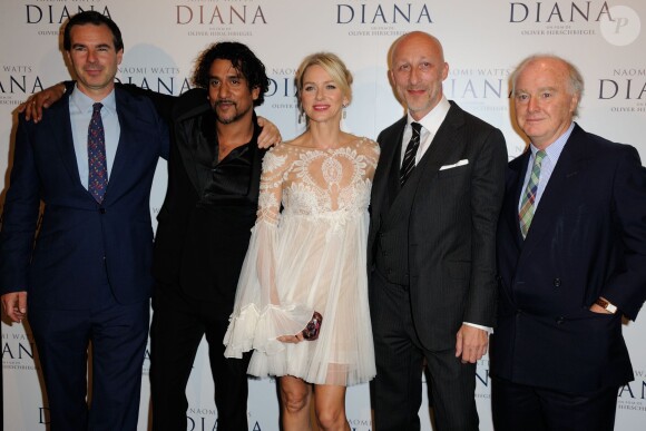 Naomi Watts et l'équipe du film Diana lors de la présentation à l'UGC Normandie sur les Champs-Elysées à Paris le 6 septembre 2013.