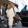 Ashley Tisdale change de voiture après son erreur, à l'aéroport de Los Angeles, le 5 septembre 2013.