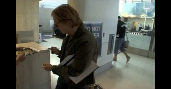 David Caruso signe des autographes à l'aéroport de Los Angeles, le 5 septembre 2013.