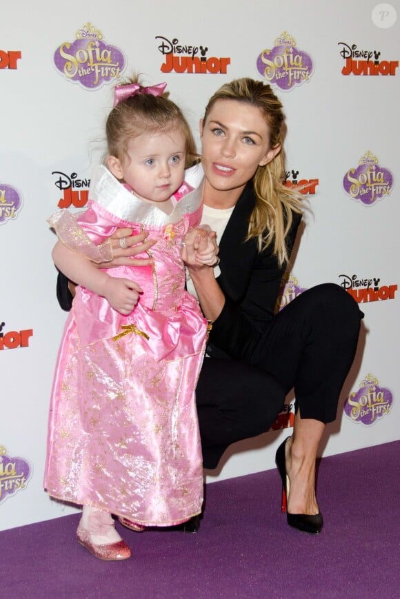 Abbey Clancy avec sa fille Ruby en février 2013 pour le lancement de la série Sofia the First
