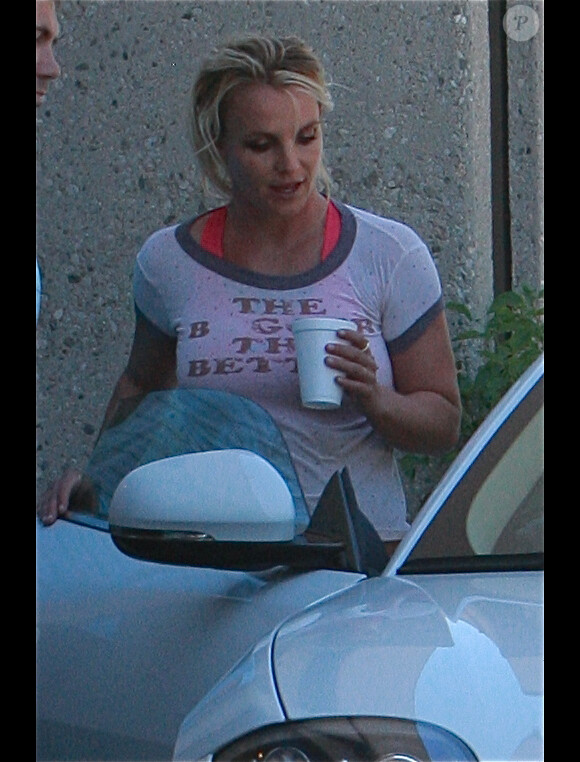Britney Spears sort d'un studio de danse a Thousand Oaks, le 4 septembre 2013.  Britney Spears, 31, gets picked up from dance class by her bodyguard in Thousand Oaks, Ca., Spears, who wore a message tee, is gearing up for a lengthy performance gig in Las Vegas.04/09/2013 - Thousand Oaks