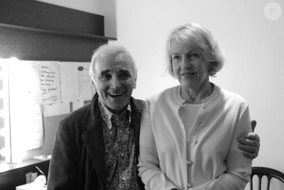 Charles Aznavour et son épouse Ulla Thorsell dans les coulisses du Palais des Congrès de Paris, le 18 avril 2004.