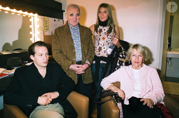 Charles Aznavour et son épouse Ulla Thorsell dans les coulisses du Palais des Congrès de Paris, le 18 avril 2004. Ils sont accomapgné de deux de leurs enfants : Katia, choriste de son papa depuis les années 90, et Misha