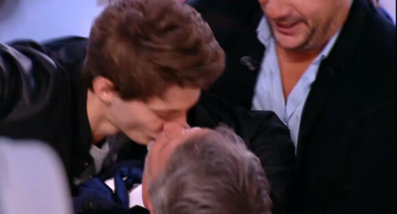 Vendredi 6 septembre sur le plateau du Grand journal, Pierre Niney embrasse Antoine de Caunes sur la bouche.
