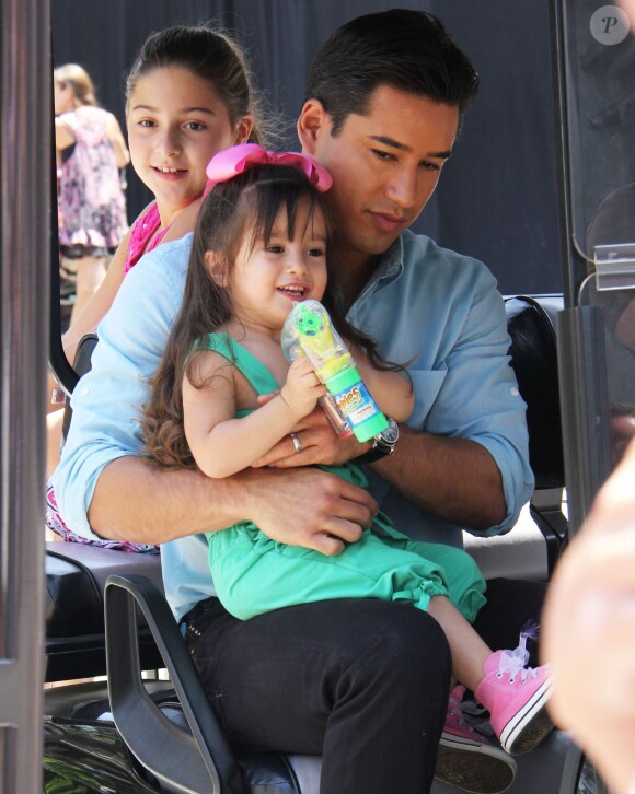 Exclusif - Mario Lopez s'amuse avec sa fille Gia et sa femme Courtney, enceinte, avant de se rendre sur le plateau de l'émission "Extra!" à Los Angeles, le 19 août 2013.
