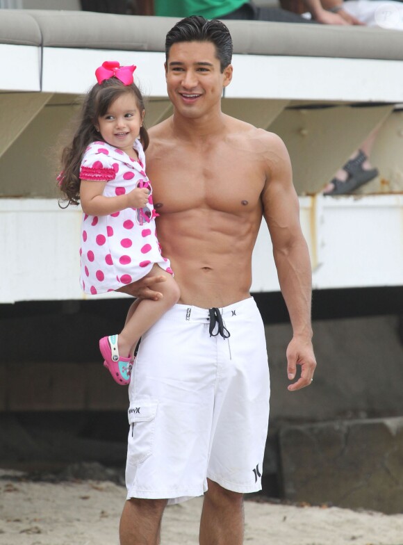 Mario Lopez se promène sur la plage avec sa fille Gia avant d'aller faire du surf à Malibu, le 28 juillet 2013.