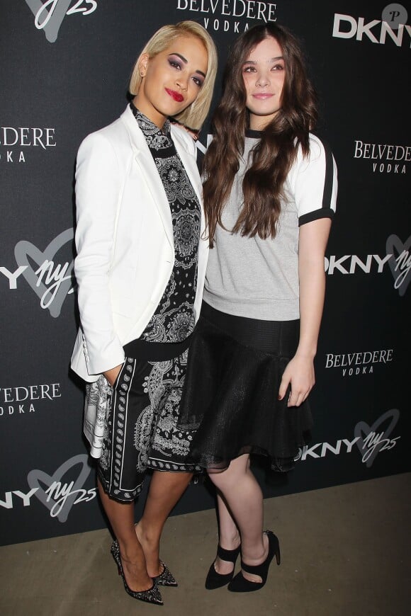 Rita Ora et Hailee Steinfeld assistent à la soirée du 25e anniversaire de la marque DKNY. New York, le 9 septembre 2013.