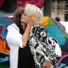 Donna Karan embrasse Rita Ora lors du défilé DKNY printemps-été 2014 au studio Cedar Lake. New York, le 8 septembre 2013.
