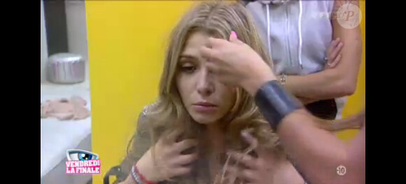 Clara, attristée par l'attitude de la maman de Gautier, pleine de préjugés à son égard... (Secret Story 7 - quotidienne du mardi 10 septembre 2013)