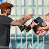 David Beckham et sa petite fille Harper en pleine session balançoire dans un parc de New York, le 10 septembre 2013