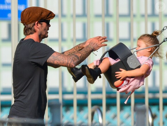 David Beckham et sa petite fille Harper en pleine session balançoire dans un parc de New York, le 10 septembre 2013