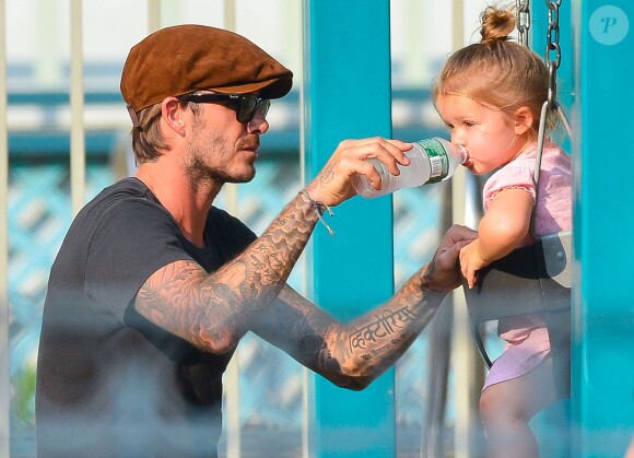 Pause fraicheur pour David Beckham et sa petite fille Harper dans un parc de New York, le 10 septembre 2013