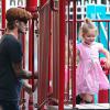 David Beckham, père attentionnée avec sa petite fille Harper dans un parc de New York, le 10 septembre 2013
