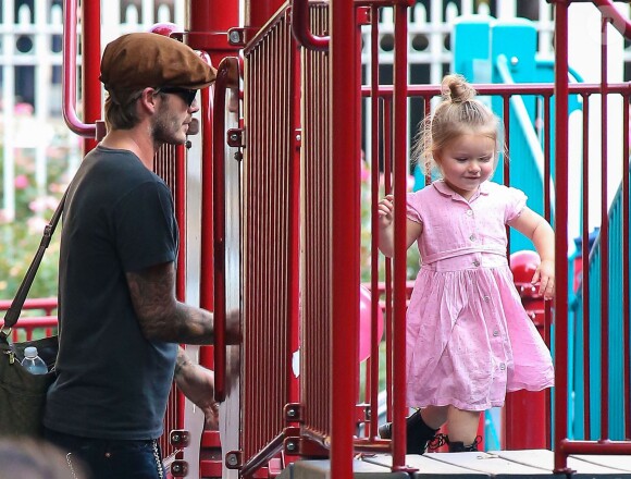 David Beckham, père attentionnée avec sa petite fille Harper dans un parc de New York, le 10 septembre 2013