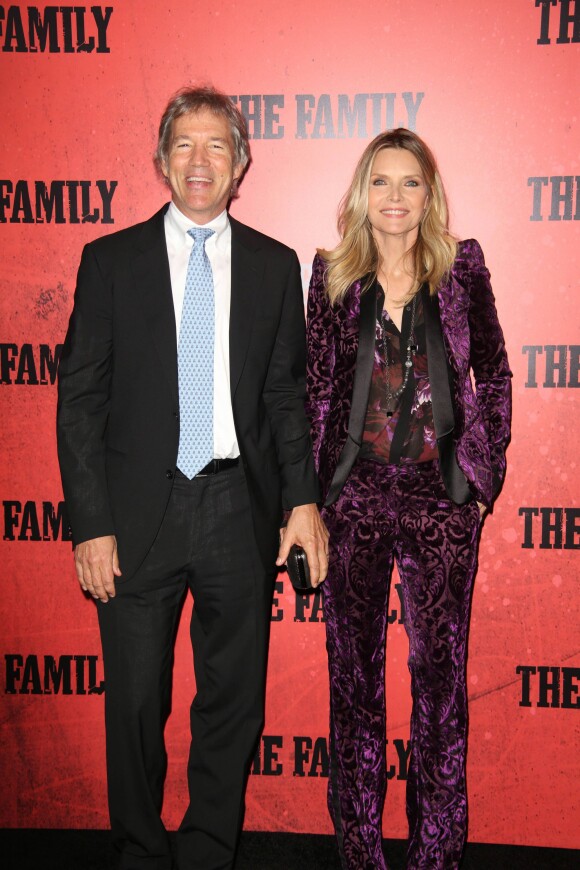 David E. Kelley et sa femme Michelle Pfeiffer lors de l'avant-première du film Malavita à New York le 10 septembre 2013
