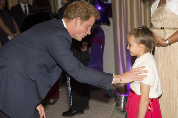 Le prince Harry avec la jeune Madison Kirk lors de la soirée des WellChild Awards le 11 septembre 2013 à Londres.