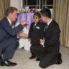 Le prince Harry avec le jeune Jonathan He lors de la soirée des WellChild Awards le 11 septembre 2013 à Londres.