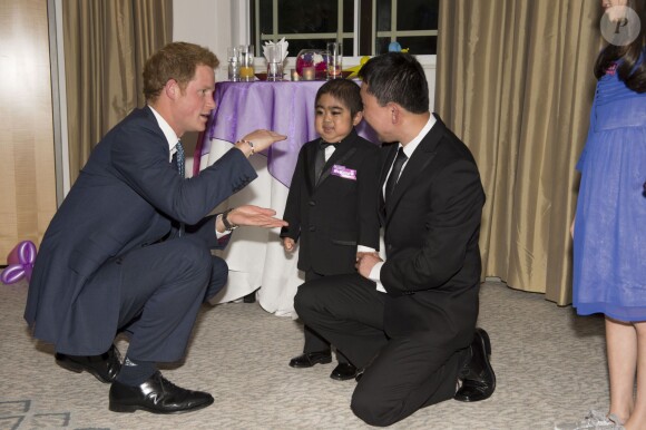 Le prince Harry avec le jeune Jonathan He lors de la soirée des WellChild Awards le 11 septembre 2013 à Londres.