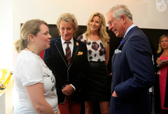 Le prince Charles inaugurant une boutique caritative en présence de Rod Stewart et Penny Lancaster le 10 septembre 2013