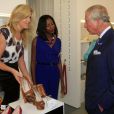  Le prince Charles inaugurant une boutique caritative en présence de Rod Stewart et Penny Lancaster le 10 septembre 2013 