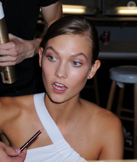 Karlie Kloss en pleine préparation dans les coulisses du défilé Anna Sui printemps-été 2014 au Lincoln Center. New York, le 11 septembre 2013.