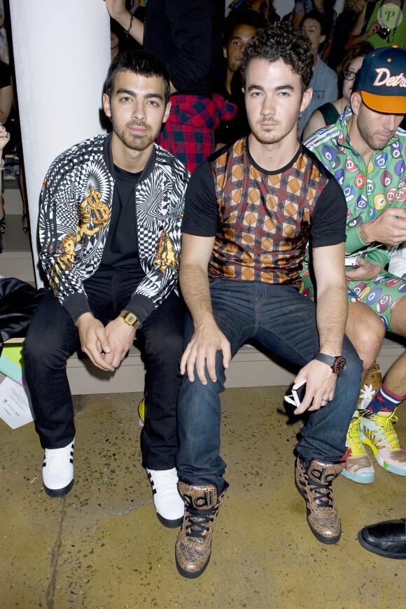 Joe et Kevin Jonas assistent au défilé Jeremy Scott printemps-été 2014 aux studios Milk. New York, le 11 septembre 2013.