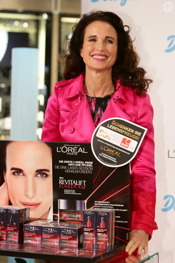 L'actrice de 55 ans Andie MacDowell lors d'un événement de charité organisé dans une parfumerie de Berlin avec la marque L'Oreal le 12 septembre 2013