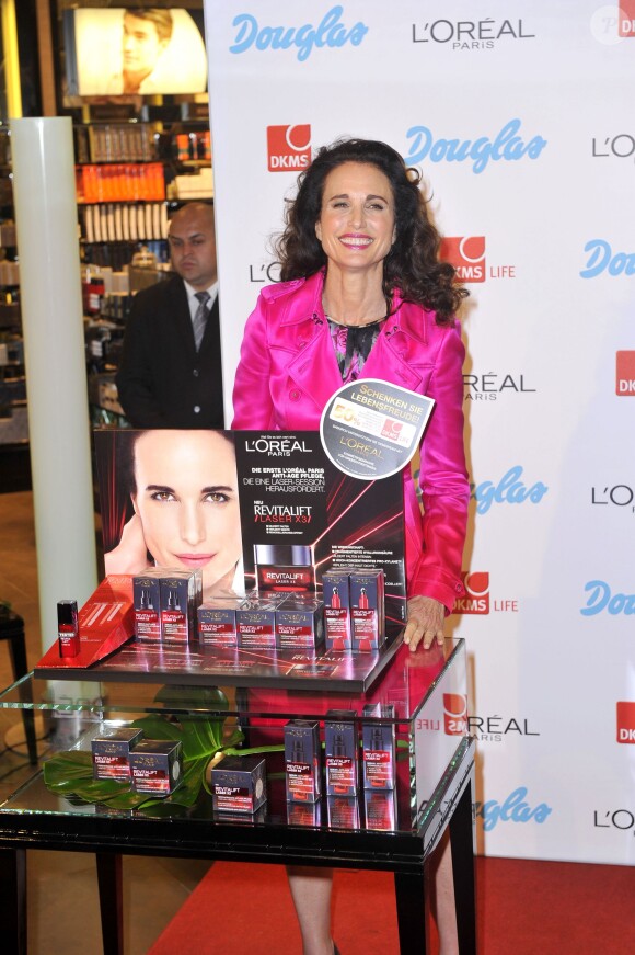 Andie MacDowell lors d'un événement de charité organisé dans une parfumerie de Berlin avec la marque L'Oreal le 12 septembre 2013