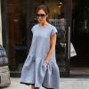 Victoria Beckham brille à New York, habillée d'une robe Victoria Victoria Beckham (sa deuxième marque de vêtements) issue de la collection printemps-été 2014 et de bottines Giuseppe Zanotti. Le 9 septembre 2013.