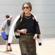 Olivia Palermo quitte le Lincoln Center après le défilé Vera Wang, vêtue d'un ensemble top et jupe Willow, d'une veste Tibi portée à l'italienne, elle portait également des chaussures Giuseppe Zanotti et une pochette Reiss à la main. New York, le 10 septembre 2013.