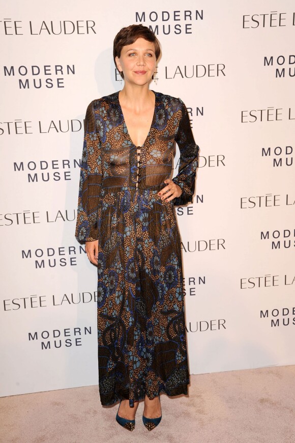 Maggie Gyllenhaal lors de la soirée de lancement de la fragrance "Modern Muse" de la marque Estée Lauder à New York le 12 septembre 2013
