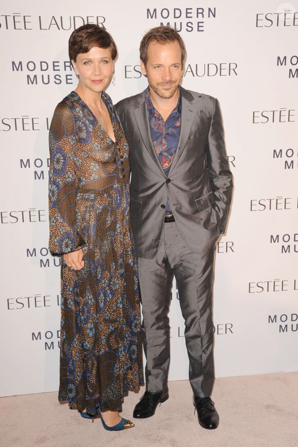 Maggie Gyllenhaal et son mari Peter Sarsgaard lors de la soirée de lancement de la fragrance "Modern Muse" de la marque Estée Lauder à New York le 12 septembre 2013