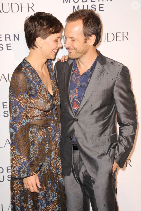 Maggie Gyllenhaal et son époux Peter Sarsgaard lors de la soirée de lancement de la fragrance "Modern Muse" de la marque Estée Lauder à New York le 12 septembre 2013