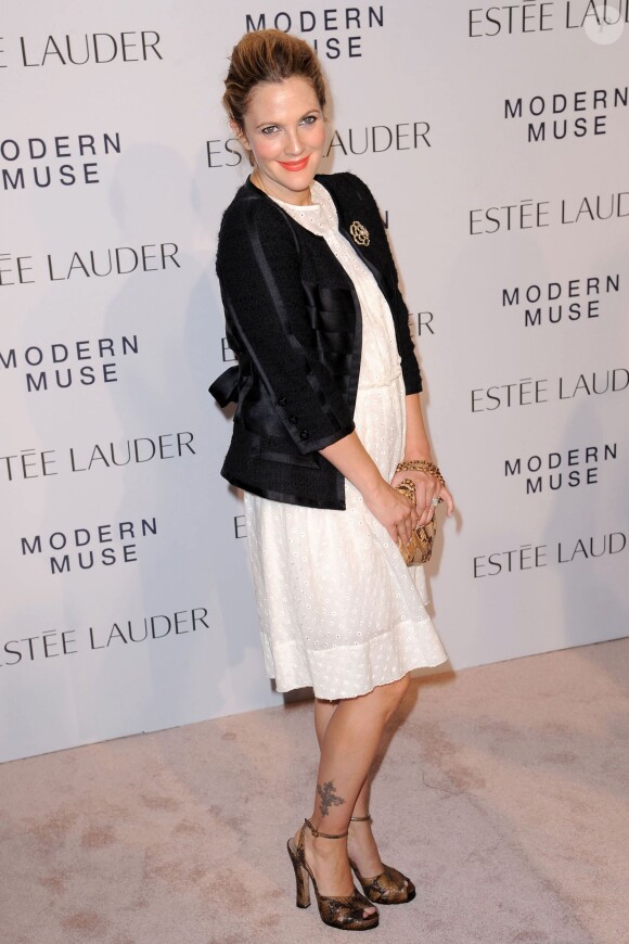 Drew Barrymore lors de la soirée de lancement de la fragrance "Modern Muse" de la marque Estée Lauder à New York le 12 septembre 2013