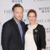 Ariel Foxman (rédacteur en chef d'InStyle) et Drew Barrymore lors de la soirée de lancement de la fragrance "Modern Muse" de la marque Estée Lauder à New York le 12 septembre 2013