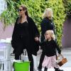 Angelina Jolie avec sa fille Vivienne à Sydney, le 15 septembre 2013. Elle a emmené Shiloh et la petite Vivienne dans un atelier de créations artistiques, puis a acheté à sa plus jeune fille une surprise Pokemon