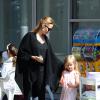 Angelina Jolie avec sa fille Vivienne à Sydney, le 15 septembre 2013. Elle a acheté à sa plus jeune fille une surprise Pokemon