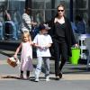 Angelina Jolie et ses filles Shiloh et Vivienne à Sydney, lors d'une après-midi de jeux le 15 septembre 2013