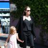 Angelina Jolie avec sa fille Vivienne à Sydney, le 15 septembre 2013. Elle a emmené Shiloh et la petite Vivienne dans un atelier de créations artistiques, puis a acheté à sa plus jeune fille une surprise Pokemon