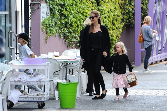 Angelina Jolie avec sa fille Vivienne à Sydney, le 15 septembre 2013. La petite Vivienne a eu droit à une surprise Pokemon avec sa mère