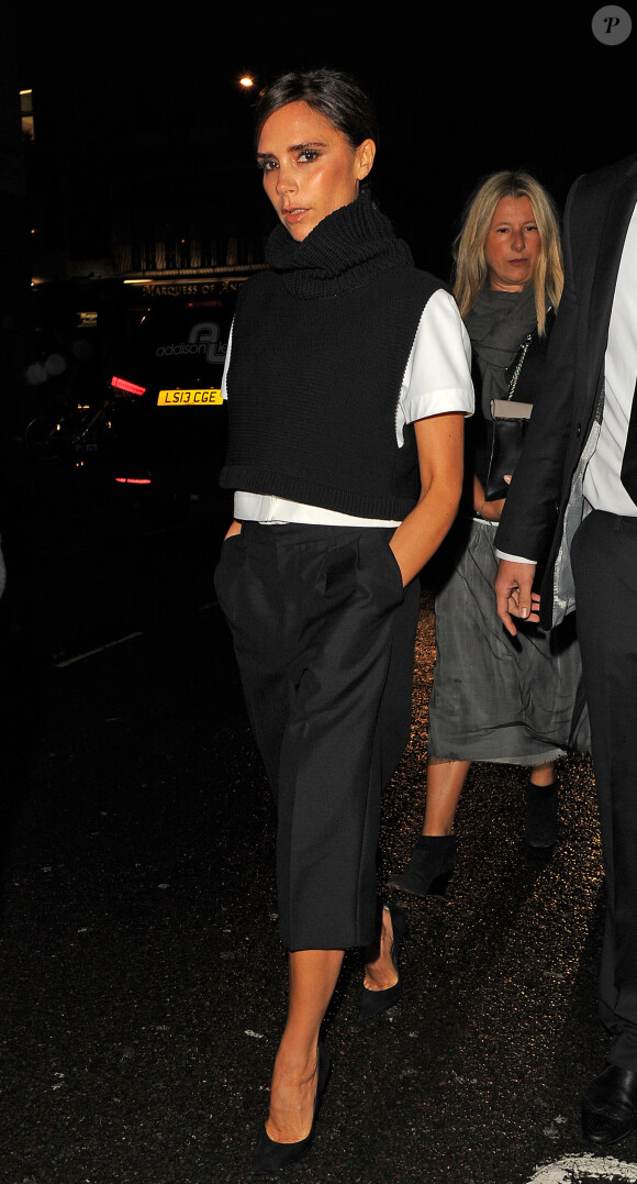 Victoria Beckham arrive au restaurant Balthazar à Londres, pour assister au dîner organisé par le magazine Vogue, célébrant la Fashion Week. Le 15 septembre 2013.