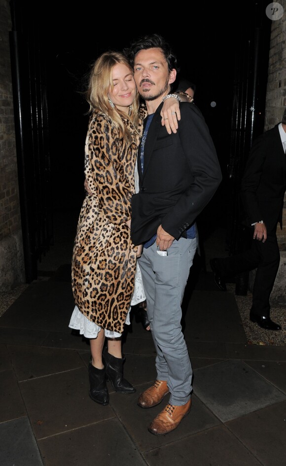 Sienna Miller et le créateur Matthew Williamson arrivent au restaurant Balthazar à Londres, pour assister au dîner organisé par le magazine Vogue, célébrant la Fashion Week. Le 15 septembre 2013.