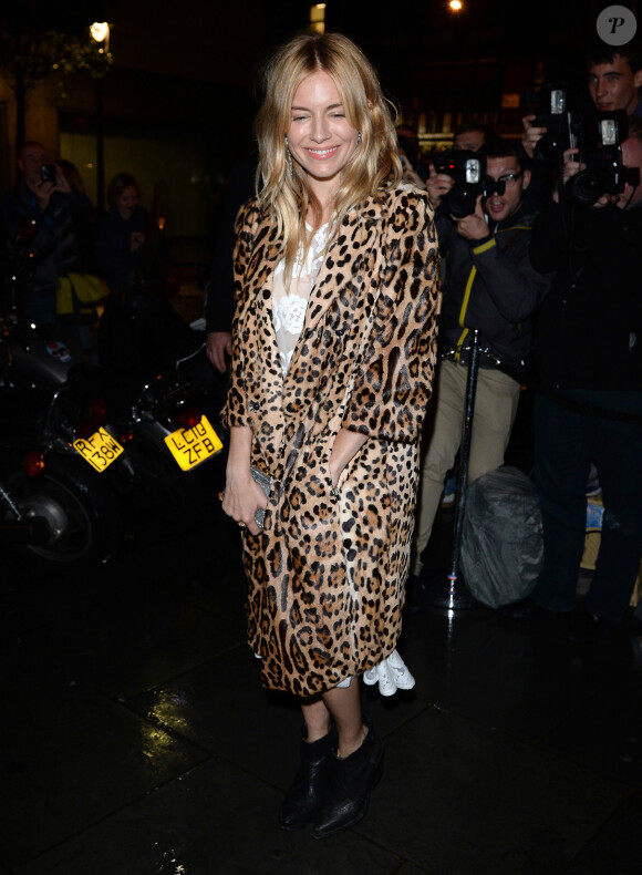 Sienna Miller arrive au restaurant Balthazar à Londres, pour assister au dîner organisé par le magazine Vogue, célébrant la Fashion Week. Le 15 septembre 2013.