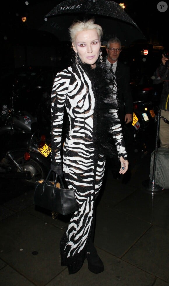 Daphne Guinness arrive au restaurant Balthazar à Londres, pour assister au dîner organisé par le magazine Vogue, célébrant la Fashion Week. Le 15 septembre 2013.