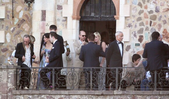 Adam Clayton (bassiste du groupe irlandais U2) s'est marié avec Mariana Teixeira au Château de la Napoule près de Cannes, le 14 septembre 2013.