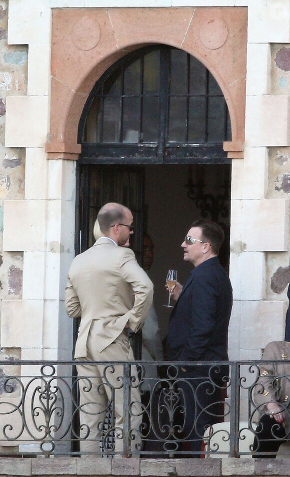 Bono au mariage d'Adam Clayton (bassiste du groupe irlandais U2) et de Mariana Teixeira au Château de la Napoule près de Cannes, le 14 septembre 2013.