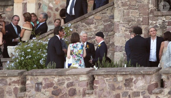 Adam Clayton (bassiste du groupe irlandais U2) s'est marié avec Mariana Teixeira au Château de la Napoule près de Cannes, le 14 septembre 2013.