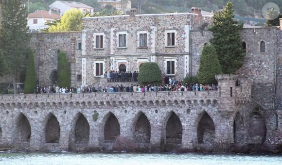 Adam Clayton (bassiste du groupe irlandais U2) s'est marié avec Mariana Teixeira au Château de la Napoule près de Cannes, le 14 septembre 2013.