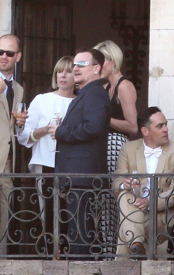 Le chanteur Bono au mariage de son comparse Adam Clayton (bassiste du groupe irlandais U2) et de Mariana Teixeira au Château de la Napoule près de Cannes, le 14 septembre 2013.