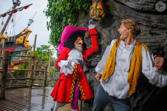 Camille Lacourt tente d'échapper au Capitaine Crochet lors de son passage à Disneyland Paris le week-end du 15 septembre 2013